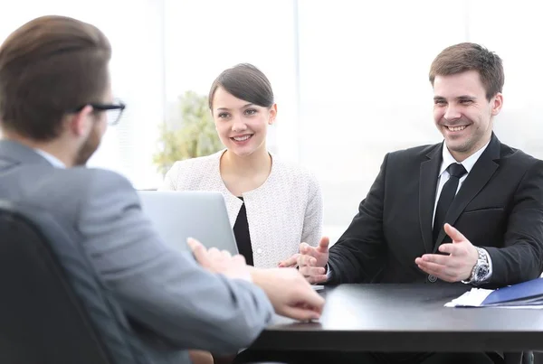 Les employés communiquent avec le client au bureau — Photo