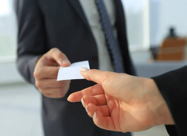 Close-up of two businesspeople exchanging visiting card — Stock Photo, Image