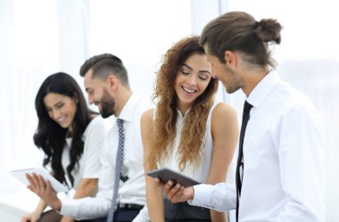 iş arkadaşları ile bir tablet.