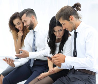 İş işçi dijital tablet kullanma.