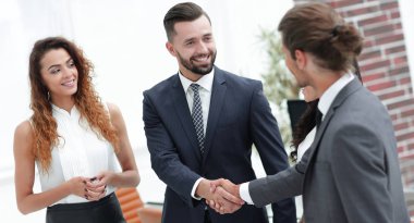 karşılıklı iş ortakları ofiste.