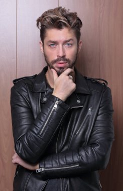 Deri ceketli adam modası, ahşap arka plan