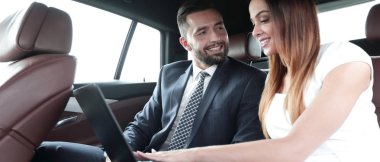 Arabanın içine çalışma iş insanlar Toplantı