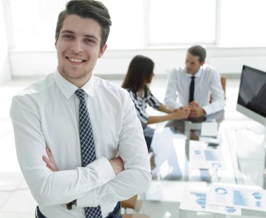 Ofisin arka planında başarılı bir işadamı.