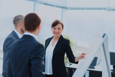 Executive işkadını meslektaşları toplantısında onun fikir sunmak portresi. Takım çalışması.