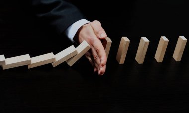 Erkek el ahşap blok bir kule yerleştirerek. planlama ve strateji kavramı.