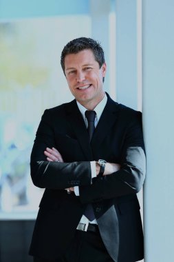 Yakışıklı bir iş adamının portresi..