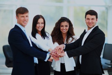 iş adamları birlikte ellerini kazık grubu.