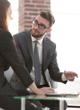Coworking, yeni başlangıç fikir gösteren yaratıcı Yöneticisi