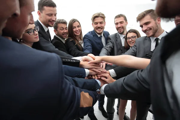 Grupo grande de gente de negocios de pie con las manos cruzadas juntas — Foto de Stock