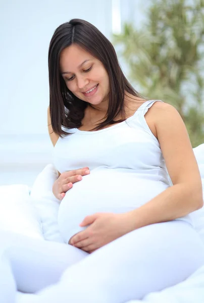 Porträtt av en glad gravid kvinna. — Stockfoto