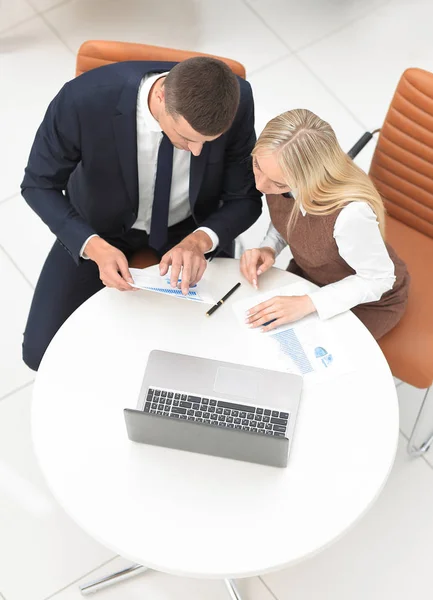 Hombre de negocios y mujer de negocios discutiendo esquema de marketing —  Fotos de Stock