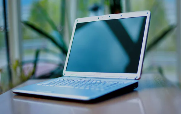 Dünner Laptop auf Büroschreibtisch. — Stockfoto