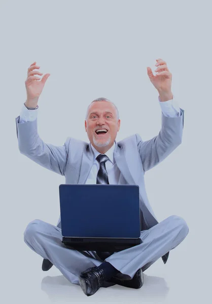 Hombre de negocios feliz en su computadora portátil . —  Fotos de Stock