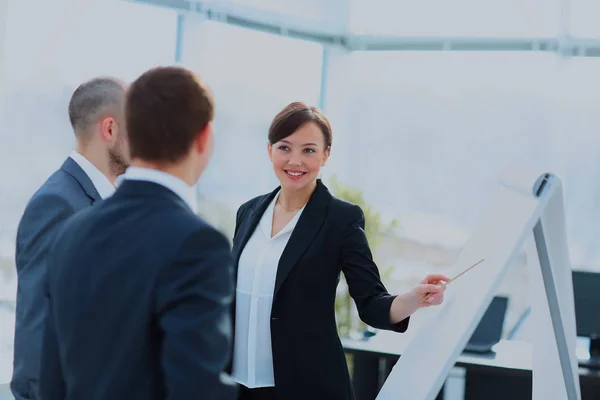 Retrato de la empresaria ejecutiva presentando su idea a sus colegas en la reunión. Trabajo en equipo . — Foto de Stock