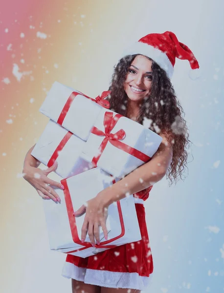 クリスマス サンタ女性の肖像画を保持クリスマス プレゼント. — ストック写真