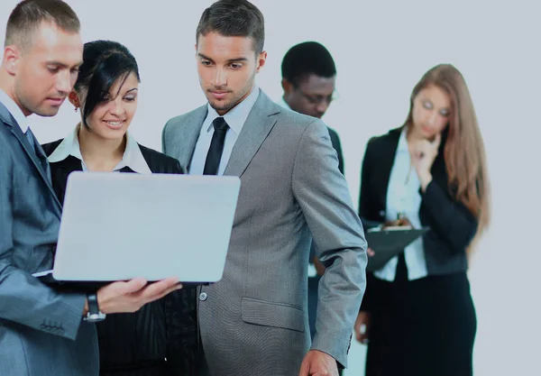 Retrato del equipo de negocios trabajando juntos en el portátil . — Foto de Stock