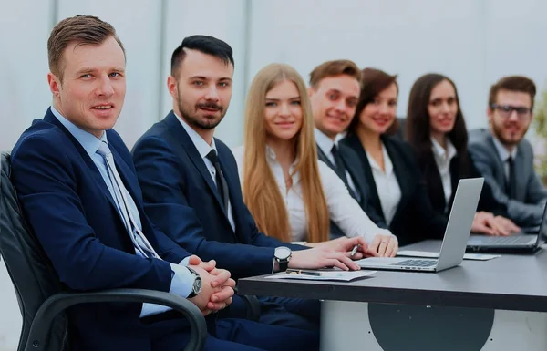 Geschäftsteam in einer Reihe, die in die Kamera lächelt. — Stockfoto