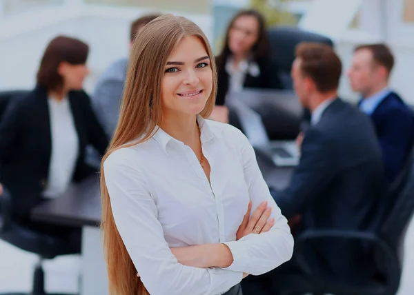 Face of beautiful woman on the background of business people. — Stock Photo, Image