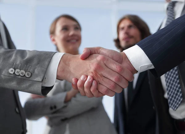 Přivítání a handshake podnikatelů — Stock fotografie