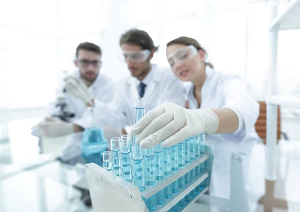 Científico sosteniendo tubo de ensayo o algún equipo de ciencia —  Fotos de Stock