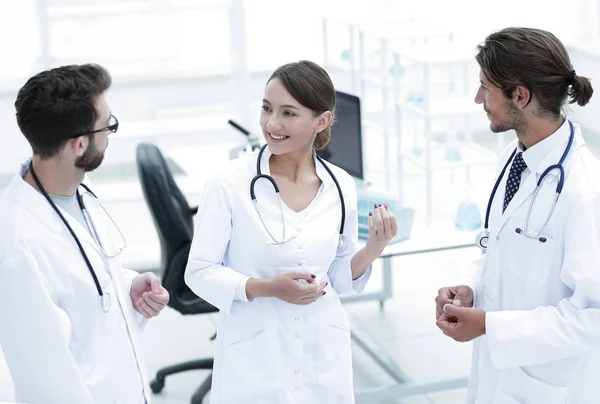 Team av olika läkare har konversation — Stockfoto