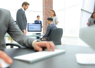 bilgisayarda çalışan zarif profesyonel iş adamı