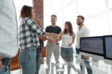 el sıkışma genç tasarımcı ve istemci