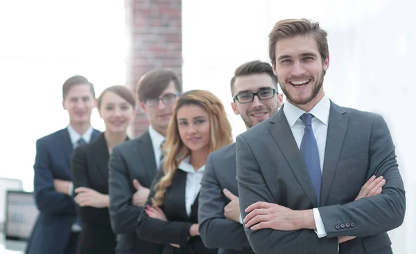 Porträt eines lächelnden Geschäftsteams im Amt . — Stockfoto