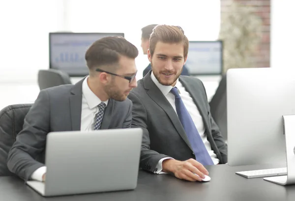 Empresario explicando su oferta a socio de negocios — Foto de Stock