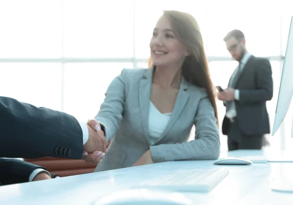 Female consultant greeting the customer . — Stock Photo, Image