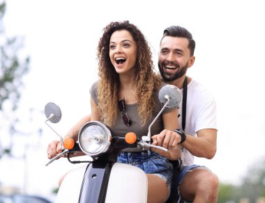 Bir şehirde güneşli bir günde sürme çekici çift