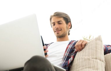 oturma odasında kanepede oturan başarılı adam