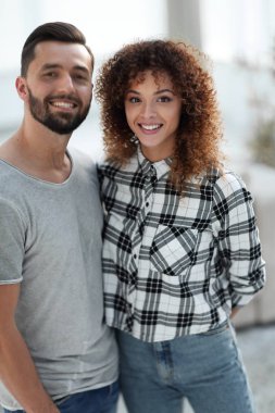 mutlu genç çift birbirlerine sarılıyor.