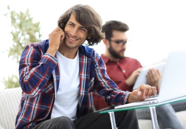 adam masada oturan bir arkadaşıyla.