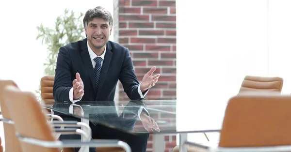 Succesvolle zakenman zit in een leeg bureau — Stockfoto