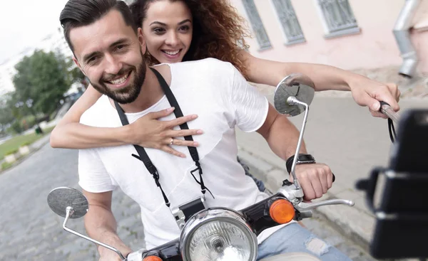 Mutlu çift motosiklet üzerinde seyahat. Seyahat kavramı — Stok fotoğraf