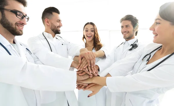 Gruppo di tirocinanti medici mostra la loro unità — Foto Stock
