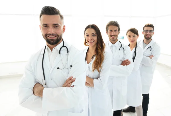 Grupo de médicos felizes e bem sucedidos que estão em uma fileira no hospital — Fotografia de Stock