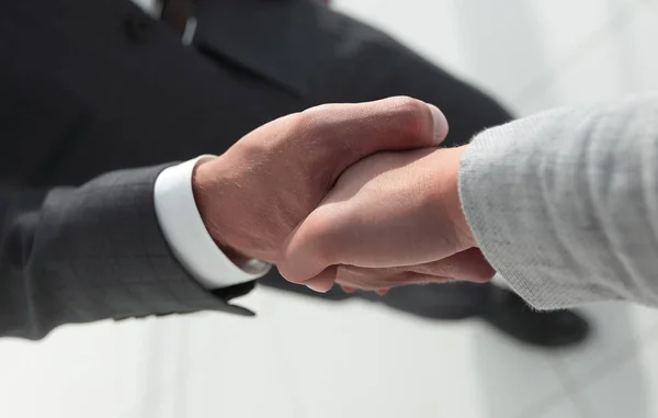 Vzrušený usmívající se podnikatel metoda handshaking partnera na zasedání, — Stock fotografie