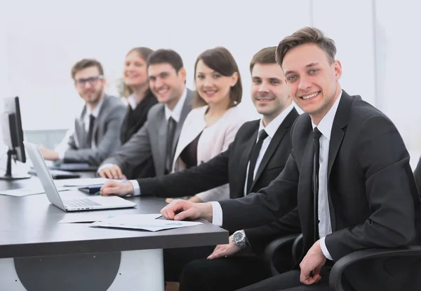 Portret van succesvolle business team in office — Stockfoto