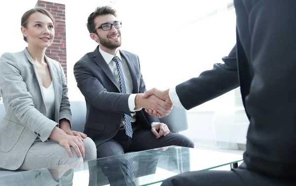 Handshake parceiros de negócios após uma reunião de negócios — Fotografia de Stock