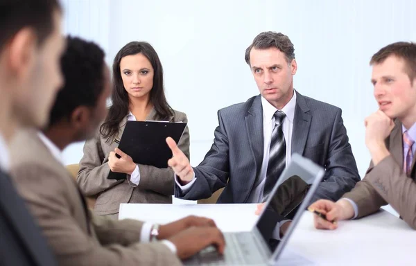 Zakenman houdt werkvergadering met werknemers — Stockfoto