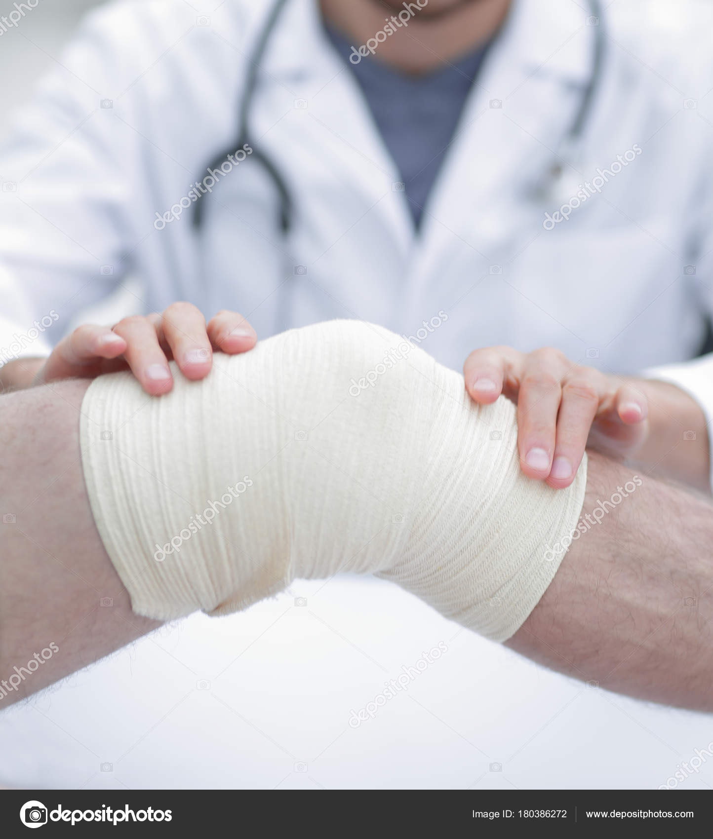 Traumatologista, aplicando uma bandagem no joelho fotos, imagens de