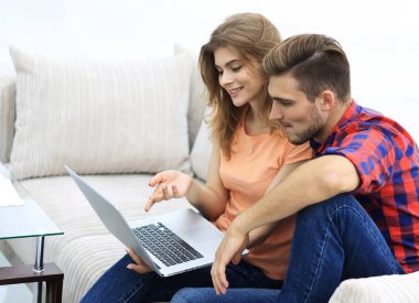 Genç çift tarassut video üstünde laptop