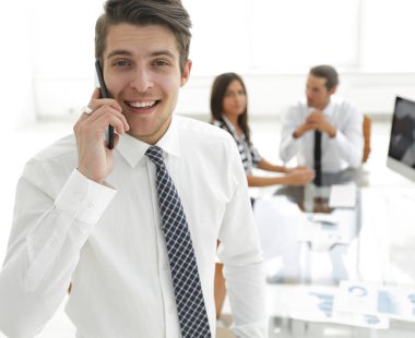 İş adamı cep telefonuyla konuşuyor..