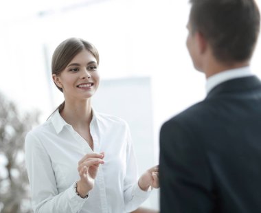 iş kadın bir meslektaşı ile söz..