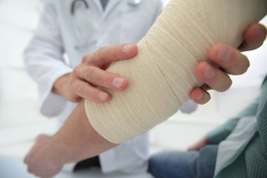 Hastaların klinik elinde üzerine bandaj uygulama ortopedi uzmanı