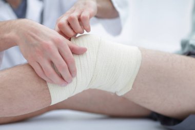 Doktor hastanın hastanede bacak sarmak orta bölümünde