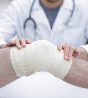 traumatologist, dizine bir bandaj uygulama